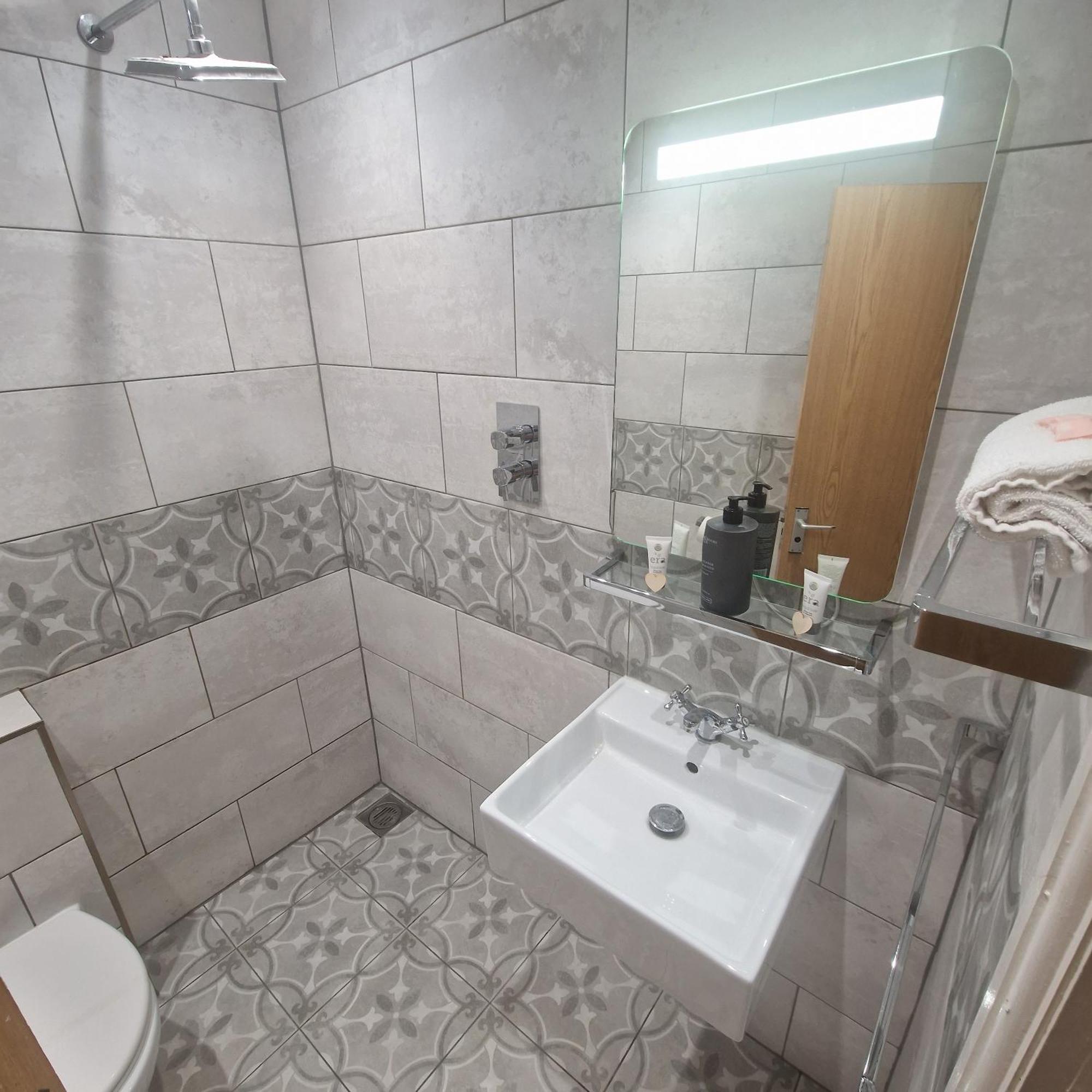 Lenox Bed And Breakfast Hale  Bagian luar foto